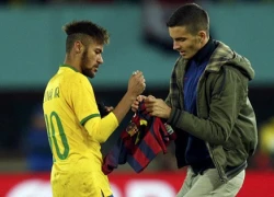 Không kịp ký tặng, Neymar ném bút trả fan