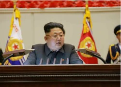 Kim Jong-un bỏ gậy chống, bước đi giữa rừng quân