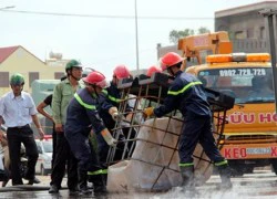 Lật xe, hàng nghìn lít axít bốc khói ngùn ngụt trên đường