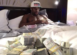 Mayweather nằm chiêm ngưỡng vòng ba vũ nữ