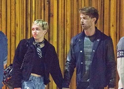 Miley Cyrus nắm tay bạn trai mới đi ăn sushi