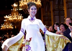 Ngọc Hân, Hoàng Yến đọ catwalk ở Paris