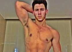 Nick Jonas khoe cơ bắp trên tạp chí đồng tính