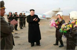 Ông Kim Jong-un chụp ảnh cho các nữ phi công Triều Tiên