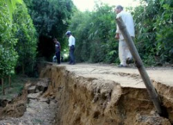 Sạt lở đất nghiêm trọng ven sông Nhùng, người dân hoang mang