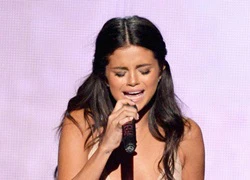 Selena rớm lệ khi hát về Justin Bieber