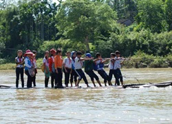 Học sinh 'cưỡi' bè tre vượt sông tìm chữ