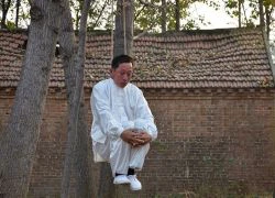 &#8220;Sốc&#8221; với màn biểu diễn vừa treo cổ vừa tập kungfu