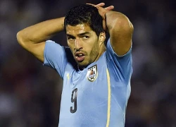 Suarez bị kéo rách toạc áo