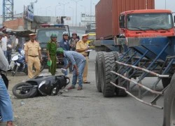 Sụp ổ gà, người đàn ông chạy SH bị container cán chết