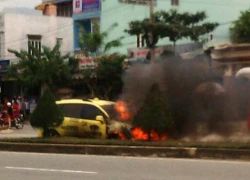 Taxi bị "chèn" bay qua đường rồi bốc cháy dữ dội