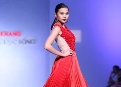 Thanh Hằng đỏ rực trên sàn catwalk