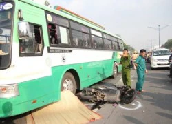 Thi thể thanh niên mắc kẹt dưới bánh xe buýt ở Sài Gòn