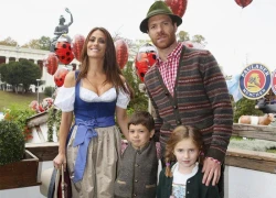 Vợ Xabi Alonso 'mệt phờ' vì con gái nghịch ngợm