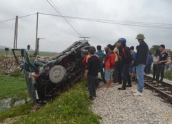 Xe tải băng đường sắt bị tàu đâm văng xuống ruộng