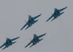 Xe tăng Mỹ áp sát biên giới, Nga tăng cường 14 chiếc Su-27/30 đến Crimea