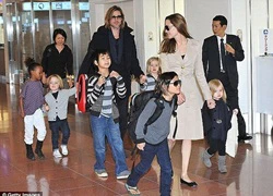 Angelina Jolie thuê đội an ninh giám sát các con trên mạng