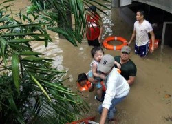 Bão Jangmi hoành hành tại Philippines, hàng ngàn người chạy lũ