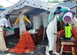 Biểu tình chống xây phòng khám Ebola mới ở Guinea