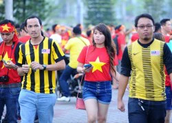 CĐV Việt đồng phục áo đỏ ở Shah Alam