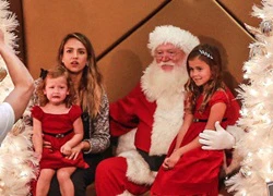 Con gái Jessica Alba sợ chụp ảnh với ông già Noel