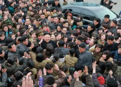 Công nhân Triều Tiên bật khóc vì được gặp Kim Jong-un