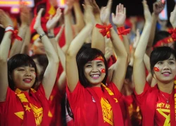 Fan nữ xinh tươi trên khán đài AFF Cup 2014