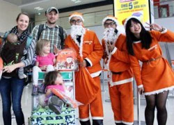 Gần 100 ông già Noel Jetstar Pacfic tặng quà tại sân bay