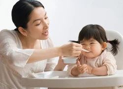 Hiểu lầm tai hại của mẹ khi cho trẻ ăn sữa chua