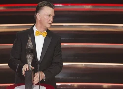 HLV Van Gaal thắt nơ vàng điệu đà đi nhận giải