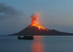 Indonesia đóng cửa sân bay vì núi lửa phun trào