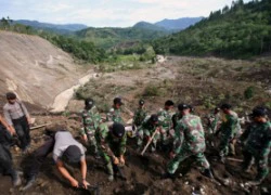 Indonesia: Sạt lở đất bất ngờ trong đêm, hàng trăm người bị chôn vùi