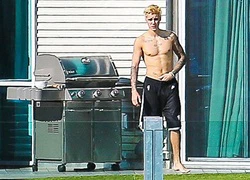 Justin Bieber bị bắt gặp có hành động &#8220;tế nhị&#8221; tại nhà