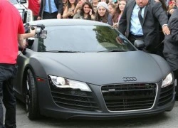 Justin Bieber xuất hiện với siêu xe Audi R8 màu đen mờ