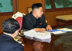 Kim Jong-un cấm quan chức hút thuốc lá nước ngoài