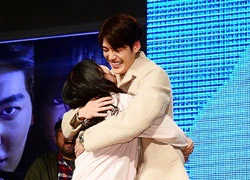 Kim Woo Bin cười tít mắt ôm chặt fan nữ