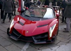 Lamborghini Veneno Roadster vẫn như "sinh vật lạ" khi xuống phố