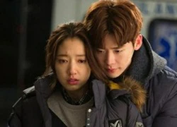 Lee Jong Suk ôm chặt Park Shin Hye từ phía sau