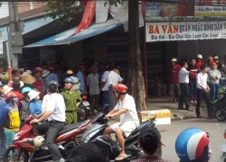 Mang vật "lạ" nghi là quan tài vứt trước quán nhậu