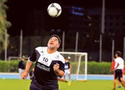 Maradona ục ịch tâng bóng