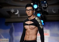 Mẫu nam mặc áo chằng ngực tự tin catwalk