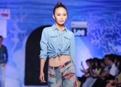 Mâu Thanh Thủy tự tin khoe eo thon khi catwalk