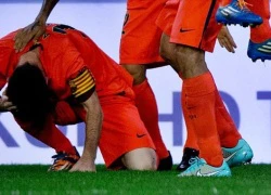 Messi bị ném chai nước vào đầu vì sân Mestalla nổi giận