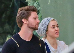 Miley Cyrus và bạn trai tình tứ đi mua sắm Giáng sinh