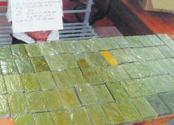 Nghi can trong đường dây buôn hơn 100 bánh heroin sa lưới