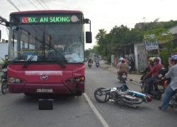 Phi thẳng xe máy vào đầu xe buýt, một người nguy kịch