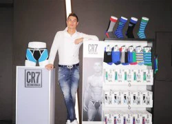 Ronaldo khổ sở vì&#8230; &#8220;CR7&#8243;