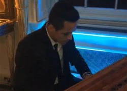 Sanchez gây bất ngờ với tài chơi piano