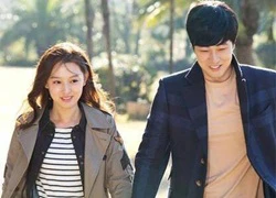 So Ji Sub cười tít mắt nắm tay "người tình" kém 15 tuổi