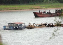 Sông Thạch Hãn "oằn mình" trước nạn cát tặc